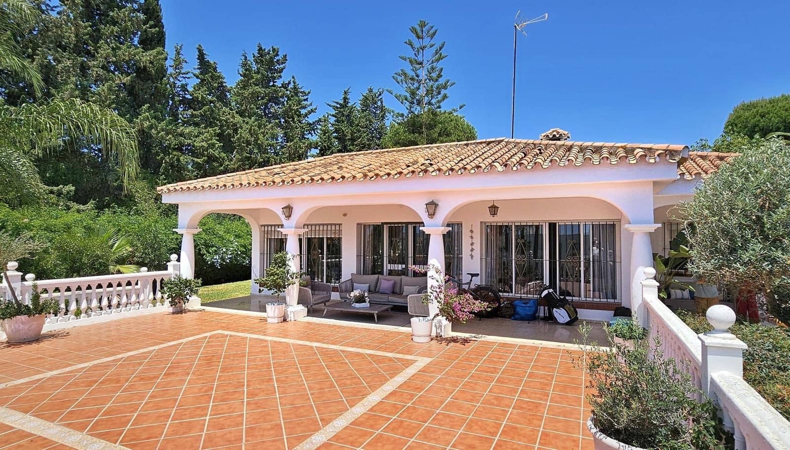 5 Zimmer Villa zu verkaufen in Estepona mit Pool - 1.150.000 € (Ref: 9670413)