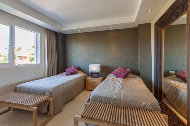 2 Zimmer Apartment zu verkaufen in New Golden Mile, Estepona mit Pool - 750.000 € (Ref: 9670417)