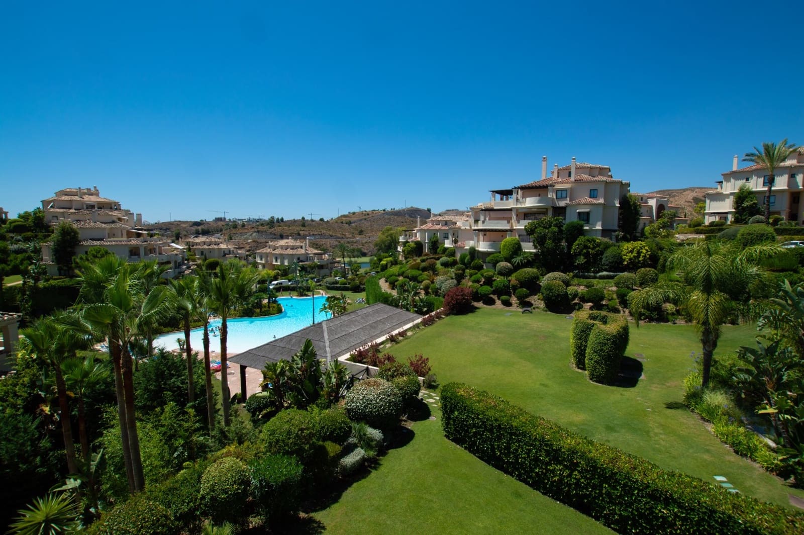 3 bedroom Apartment for sale in Benahavis with pool - € 585,000 (Ref: 9670418)