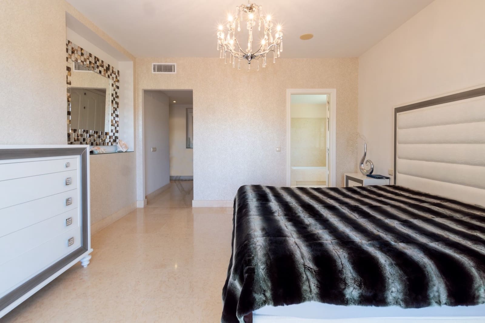 3 bedroom Apartment for sale in Benahavis with pool - € 585,000 (Ref: 9670418)