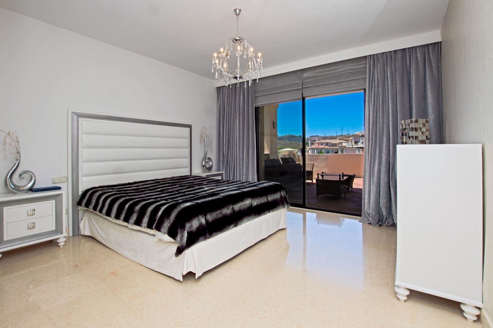 3 bedroom Apartment for sale in Benahavis with pool - € 585,000 (Ref: 9670418)