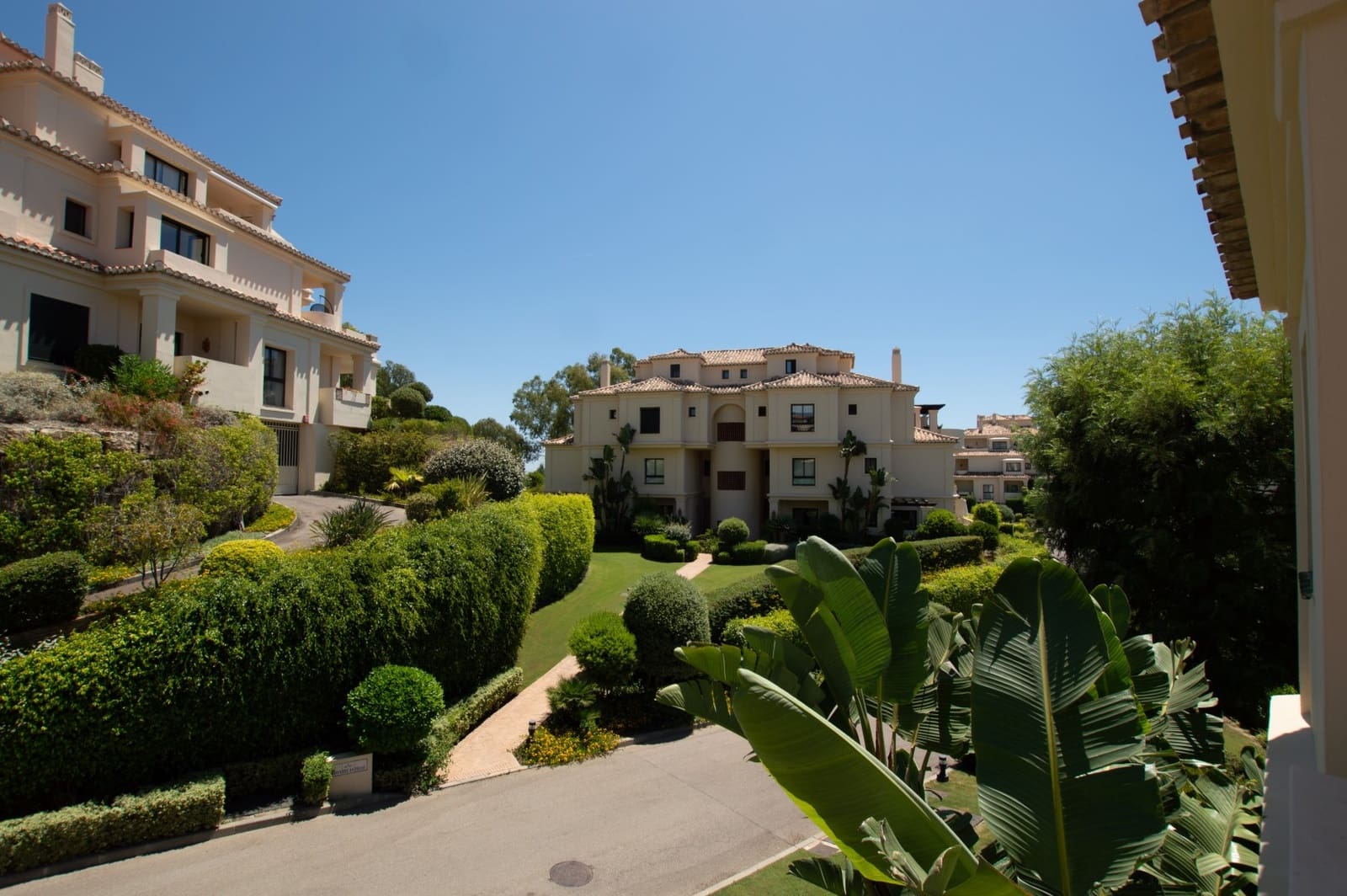 3 bedroom Apartment for sale in Benahavis with pool - € 585,000 (Ref: 9670418)