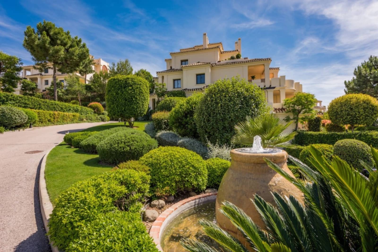 3 bedroom Apartment for sale in Benahavis with pool - € 585,000 (Ref: 9670418)