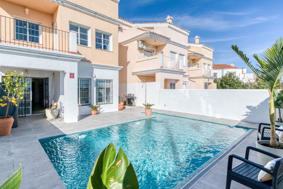 4 soverom Villa til salgs i Estepona med svømmebasseng - € 795 000 (Ref: 9670427)