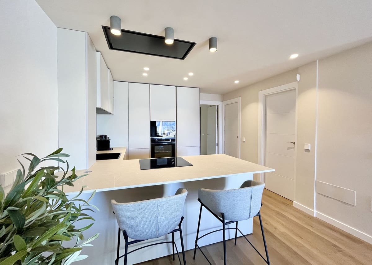 3 makuuhuone Omakotitalo myytävänä paikassa Elviria mukana uima-altaan - 850 000 € (Ref: 9670428)