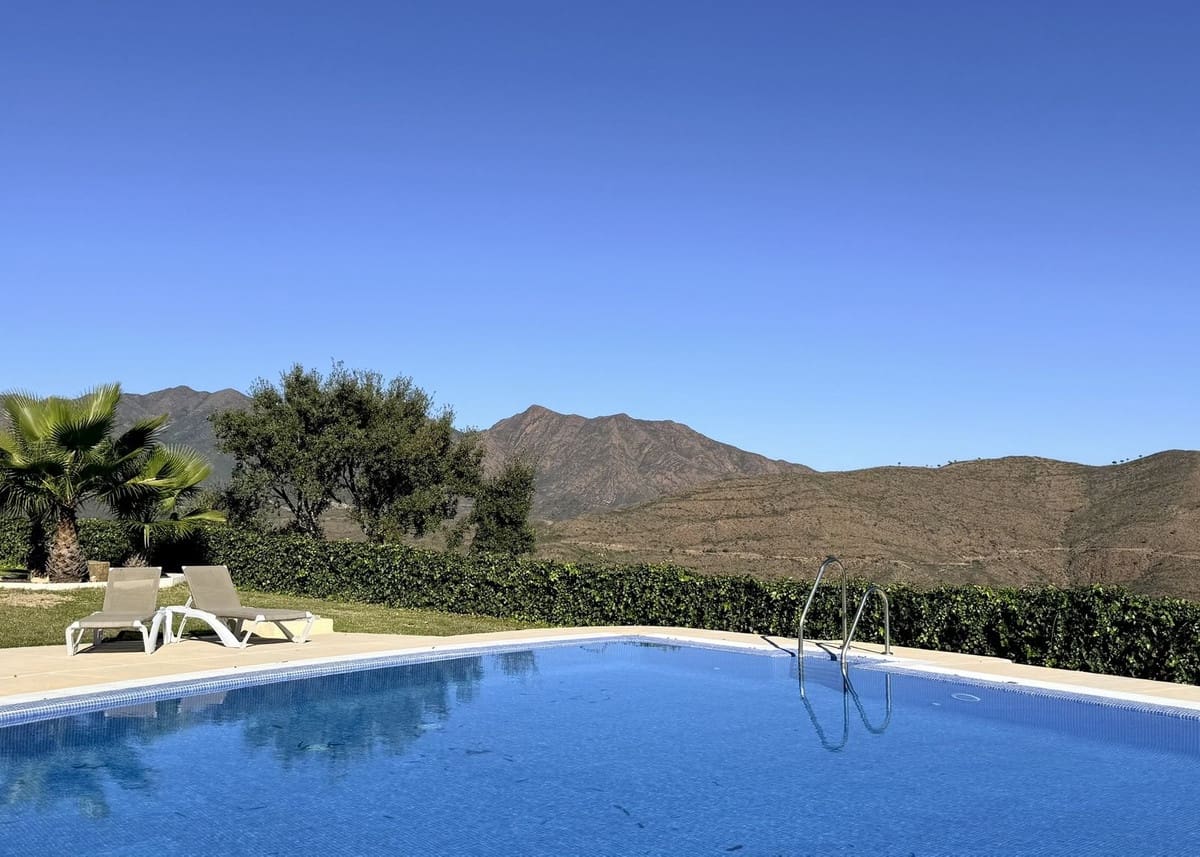 3 bedroom Townhouse for sale in Elviria with pool - € 840,000 (Ref: 9670428)