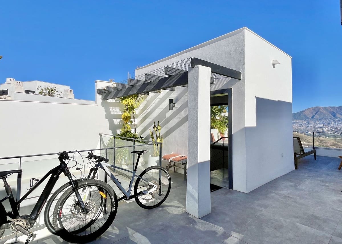 3 bedroom Townhouse for sale in Elviria with pool - € 840,000 (Ref: 9670428)