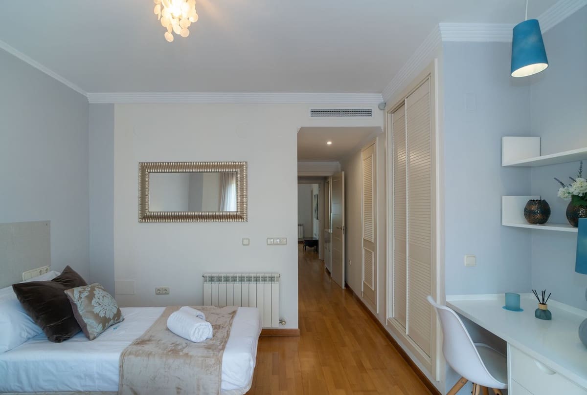 4 Zimmer Doppelhaus zu verkaufen in Nueva Andalucia mit Pool Garage - 970.000 € (Ref: 9670432)