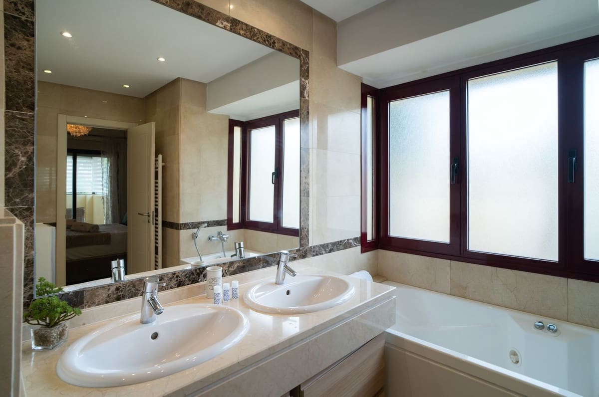 4 Zimmer Doppelhaus zu verkaufen in Nueva Andalucia mit Pool Garage - 970.000 € (Ref: 9670432)