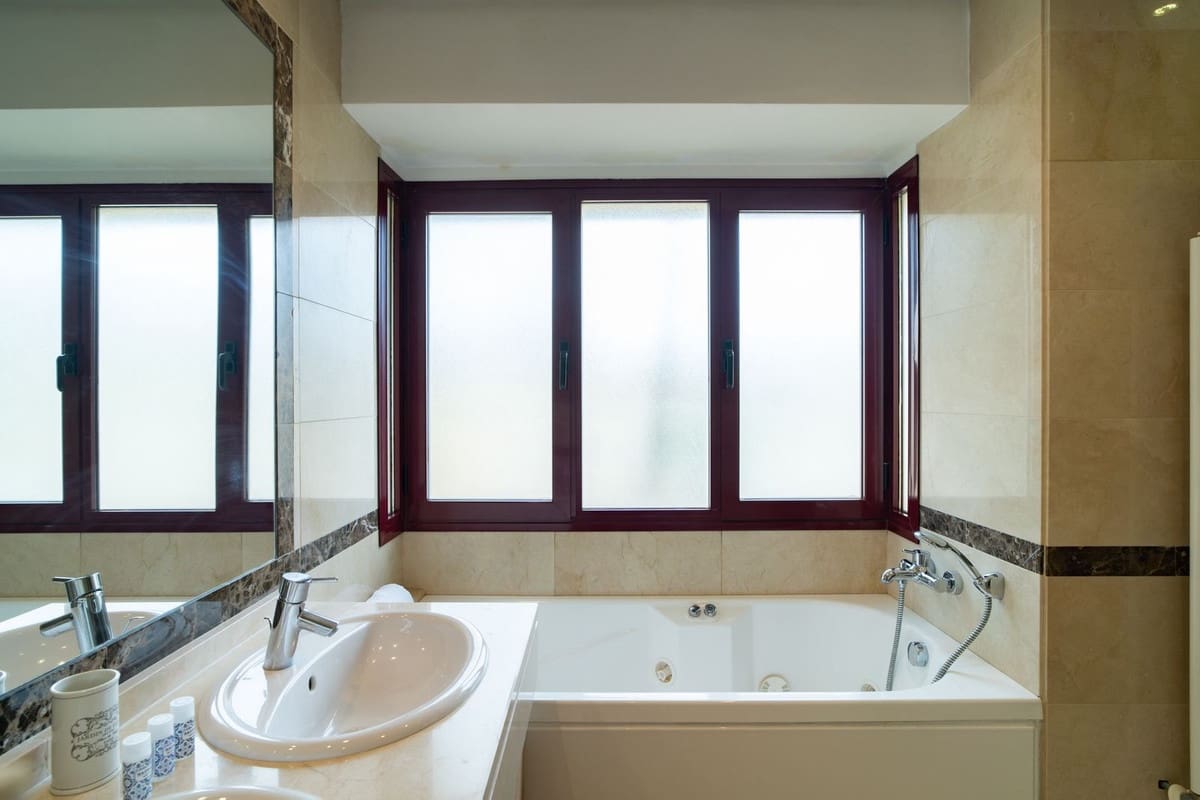 4 Zimmer Doppelhaus zu verkaufen in Nueva Andalucia mit Pool Garage - 970.000 € (Ref: 9670432)