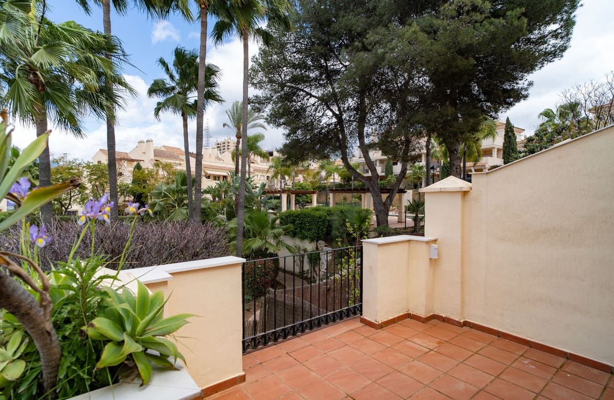 4 Zimmer Doppelhaus zu verkaufen in Nueva Andalucia mit Pool Garage - 970.000 € (Ref: 9670432)