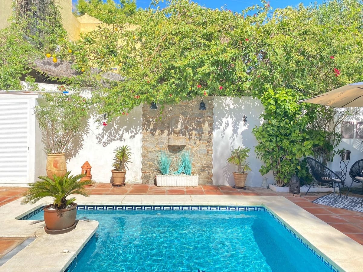 3 slaapkamer Halfvrijstaande villa te koop in Marbella met zwembad - € 995.000 (Ref: 9670433)
