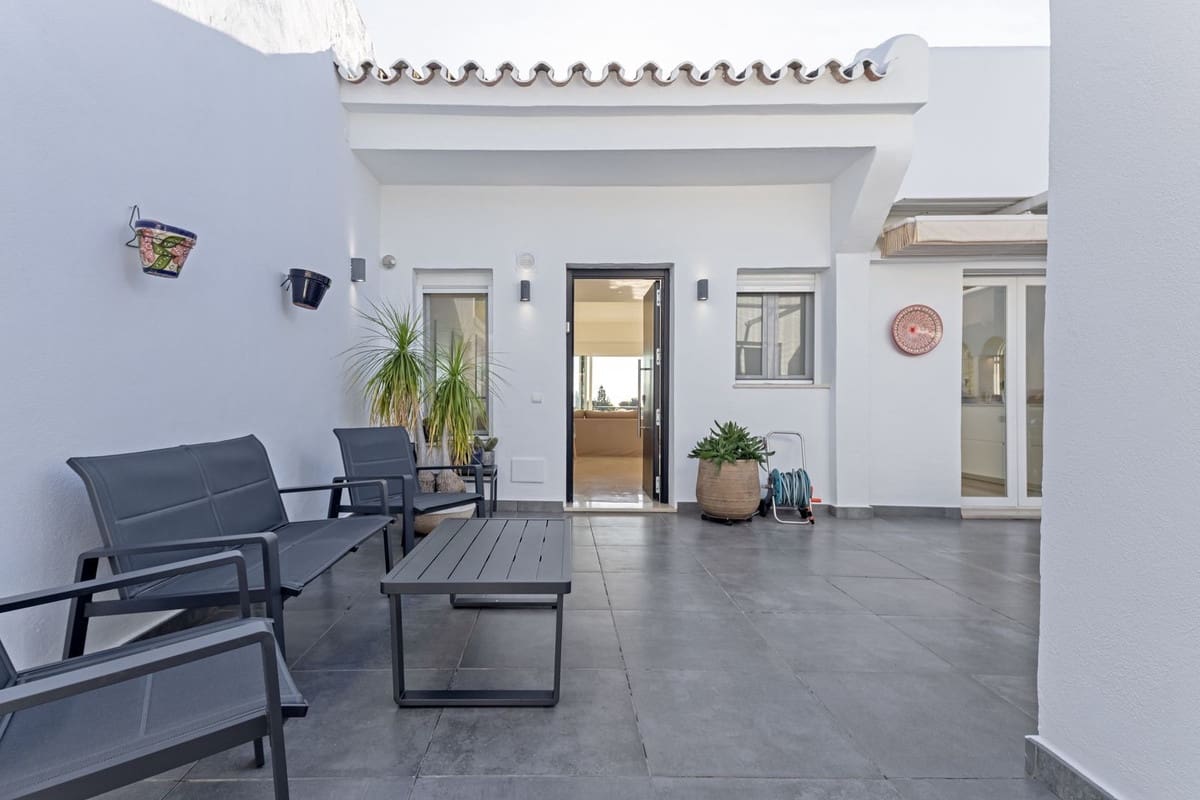 4 bedroom Semi-detached Villa for sale in Nueva Andalucia with pool - € 995,000 (Ref: 9670434)