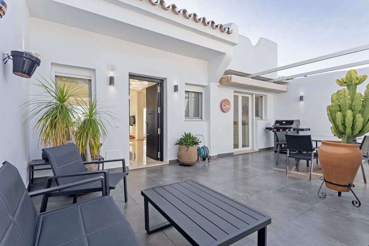 4 bedroom Semi-detached Villa for sale in Nueva Andalucia with pool - € 995,000 (Ref: 9670434)