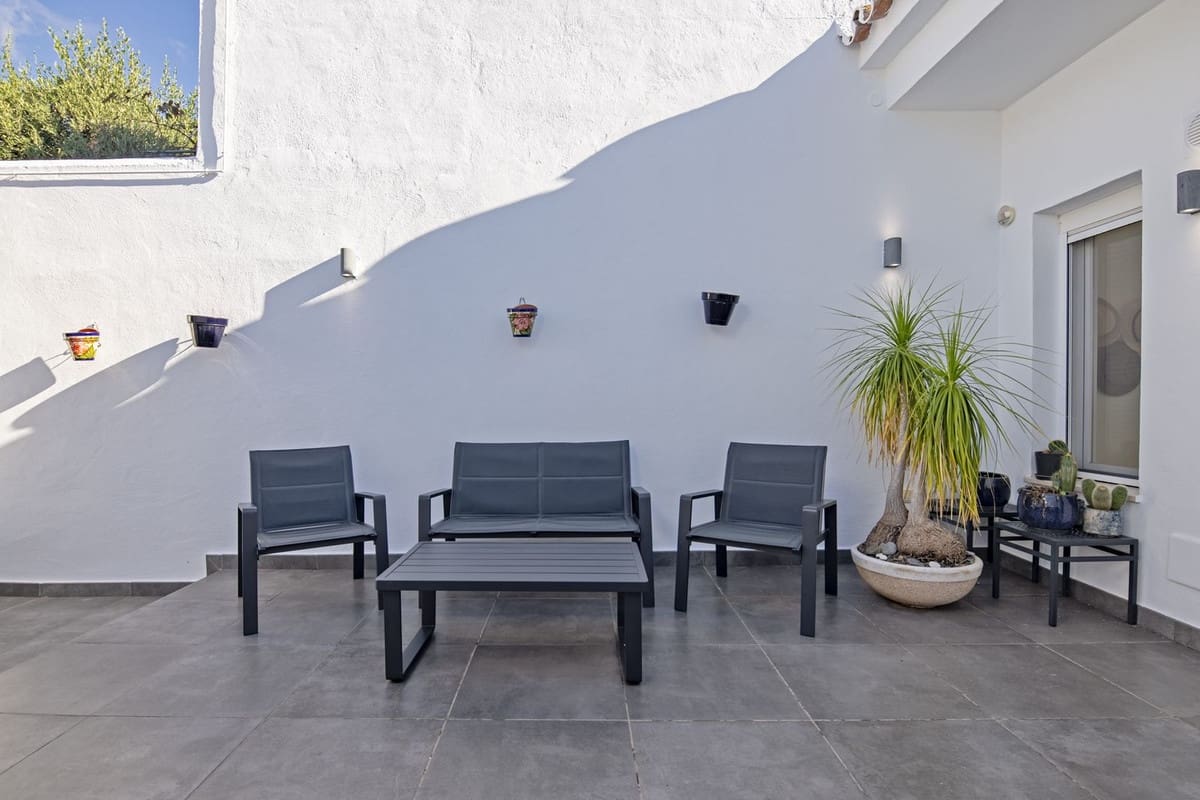 4 bedroom Semi-detached Villa for sale in Nueva Andalucia with pool - € 995,000 (Ref: 9670434)