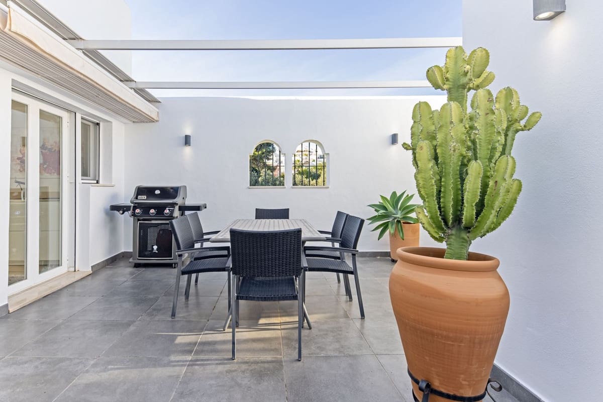 4 bedroom Semi-detached Villa for sale in Nueva Andalucia with pool - € 995,000 (Ref: 9670434)