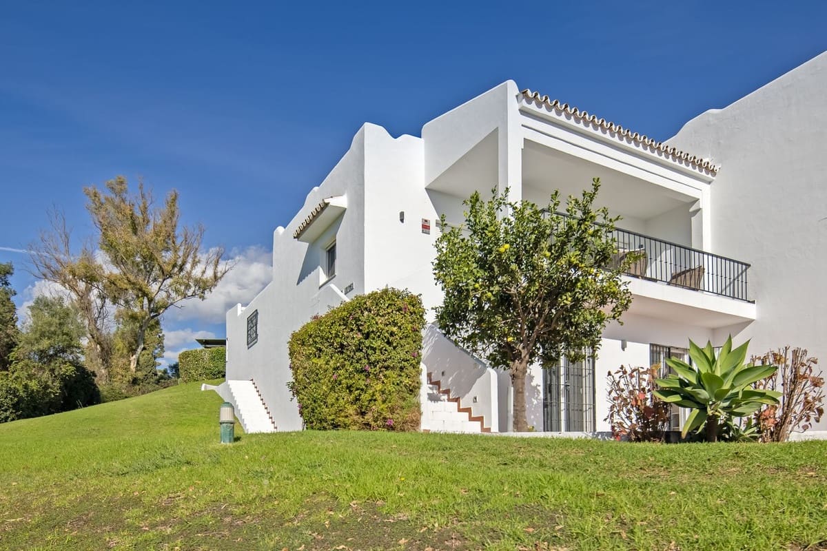 4 bedroom Semi-detached Villa for sale in Nueva Andalucia with pool - € 995,000 (Ref: 9670434)