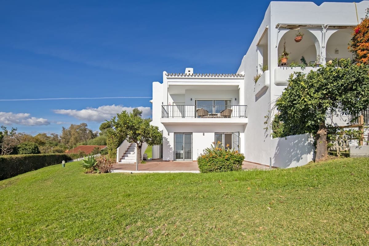 4 bedroom Semi-detached Villa for sale in Nueva Andalucia with pool - € 995,000 (Ref: 9670434)