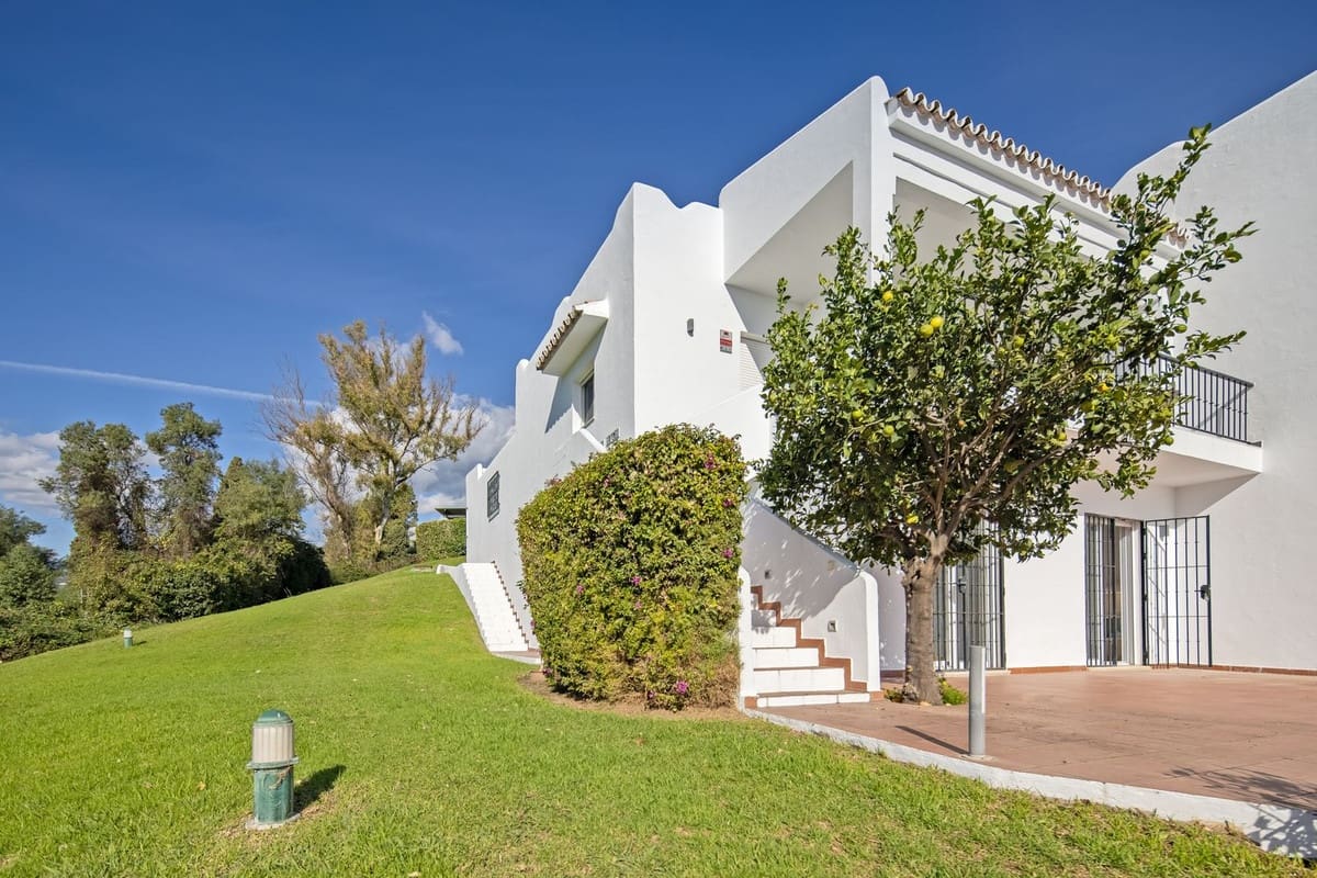 4 bedroom Semi-detached Villa for sale in Nueva Andalucia with pool - € 995,000 (Ref: 9670434)