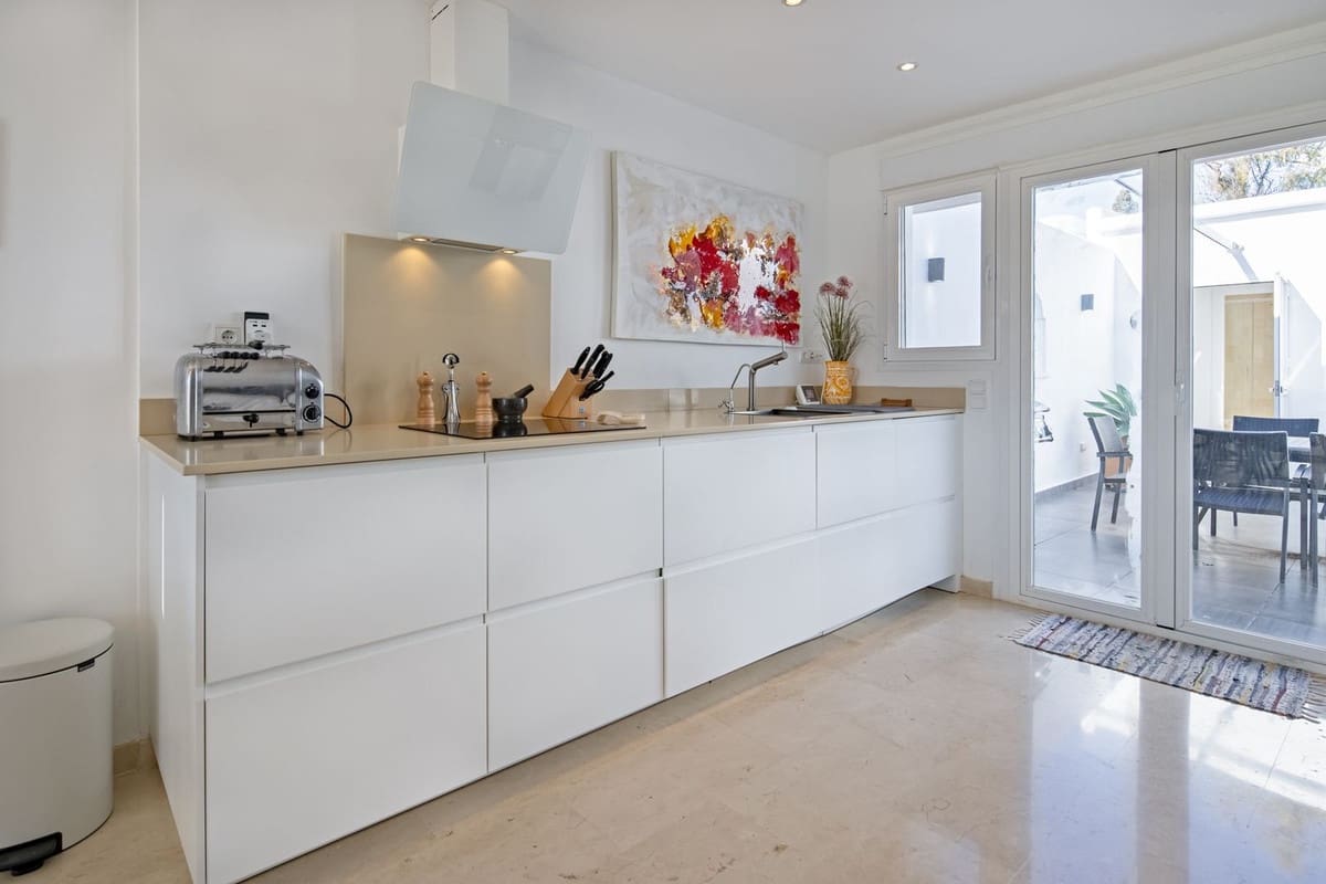 4 bedroom Semi-detached Villa for sale in Nueva Andalucia with pool - € 995,000 (Ref: 9670434)