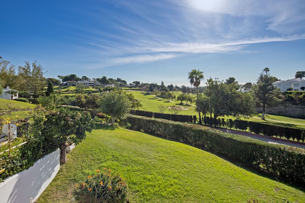 4 bedroom Semi-detached Villa for sale in Nueva Andalucia with pool - € 995,000 (Ref: 9670434)