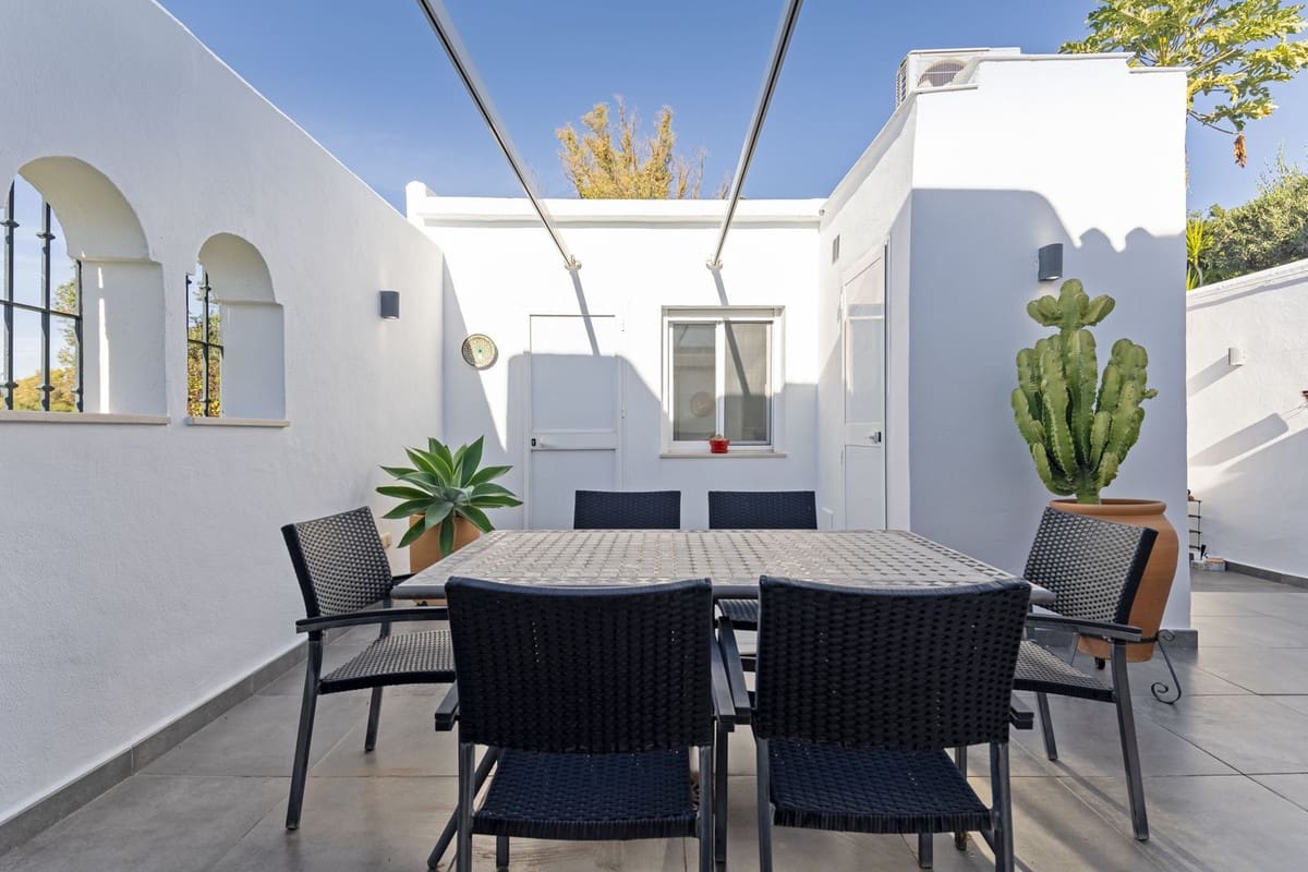 4 bedroom Semi-detached Villa for sale in Nueva Andalucia with pool - € 995,000 (Ref: 9670434)
