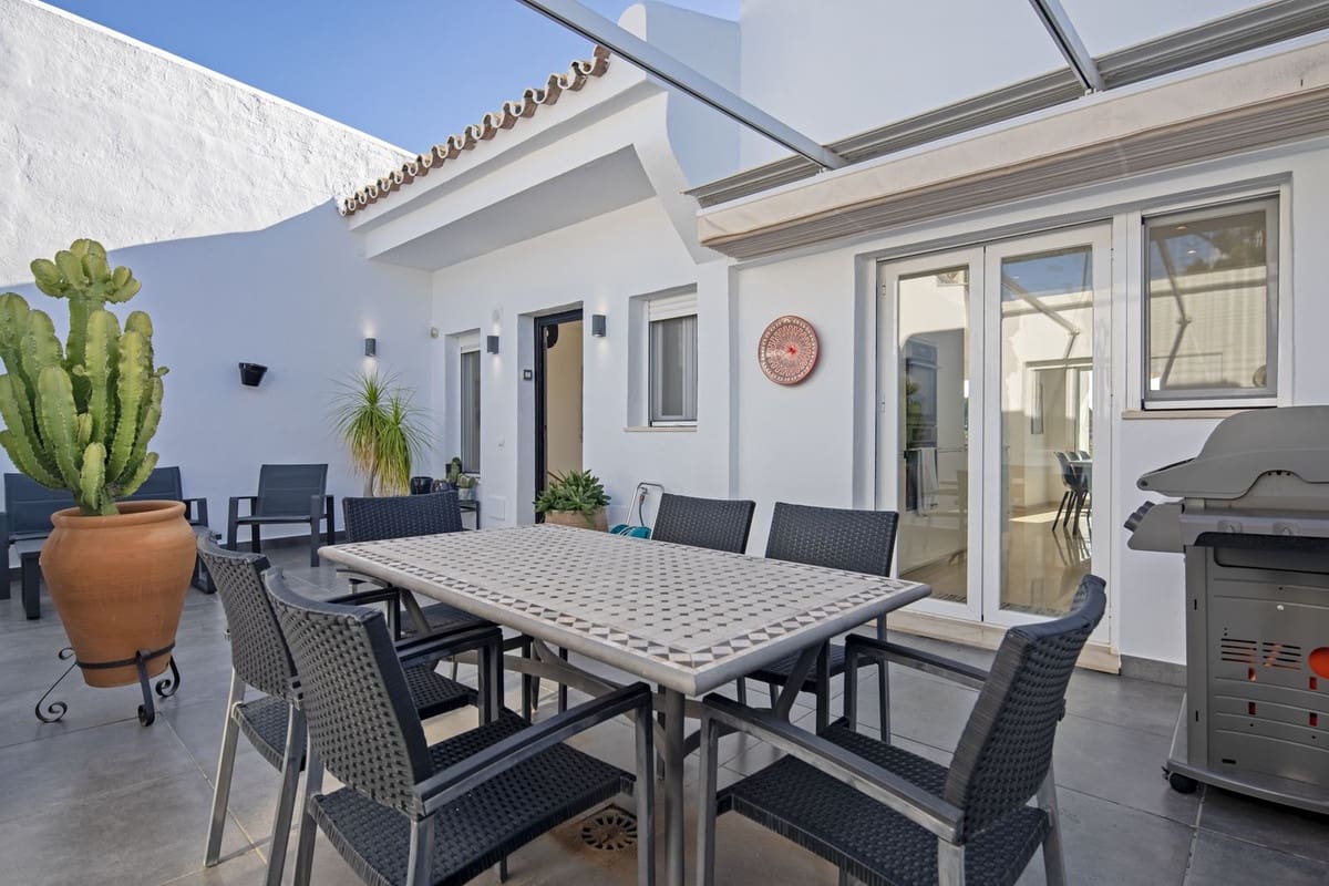 4 bedroom Semi-detached Villa for sale in Nueva Andalucia with pool - € 995,000 (Ref: 9670434)