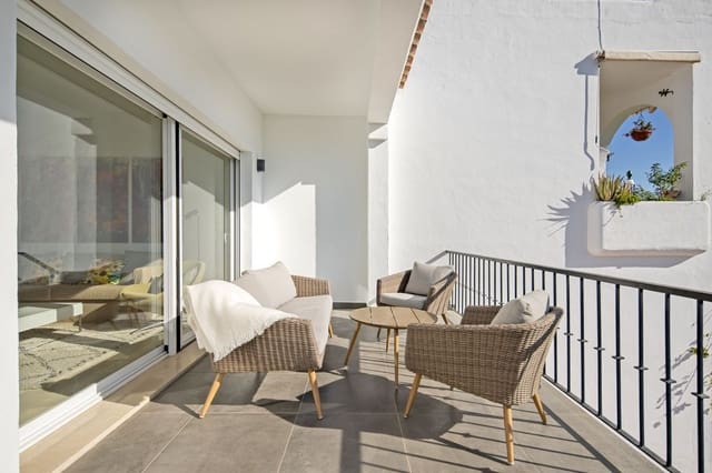 Pareado de 4 habitaciones en La Dama de Noche - La Alzambra, Marbella en venta con piscina - 995.000 € (Ref: 9670434)