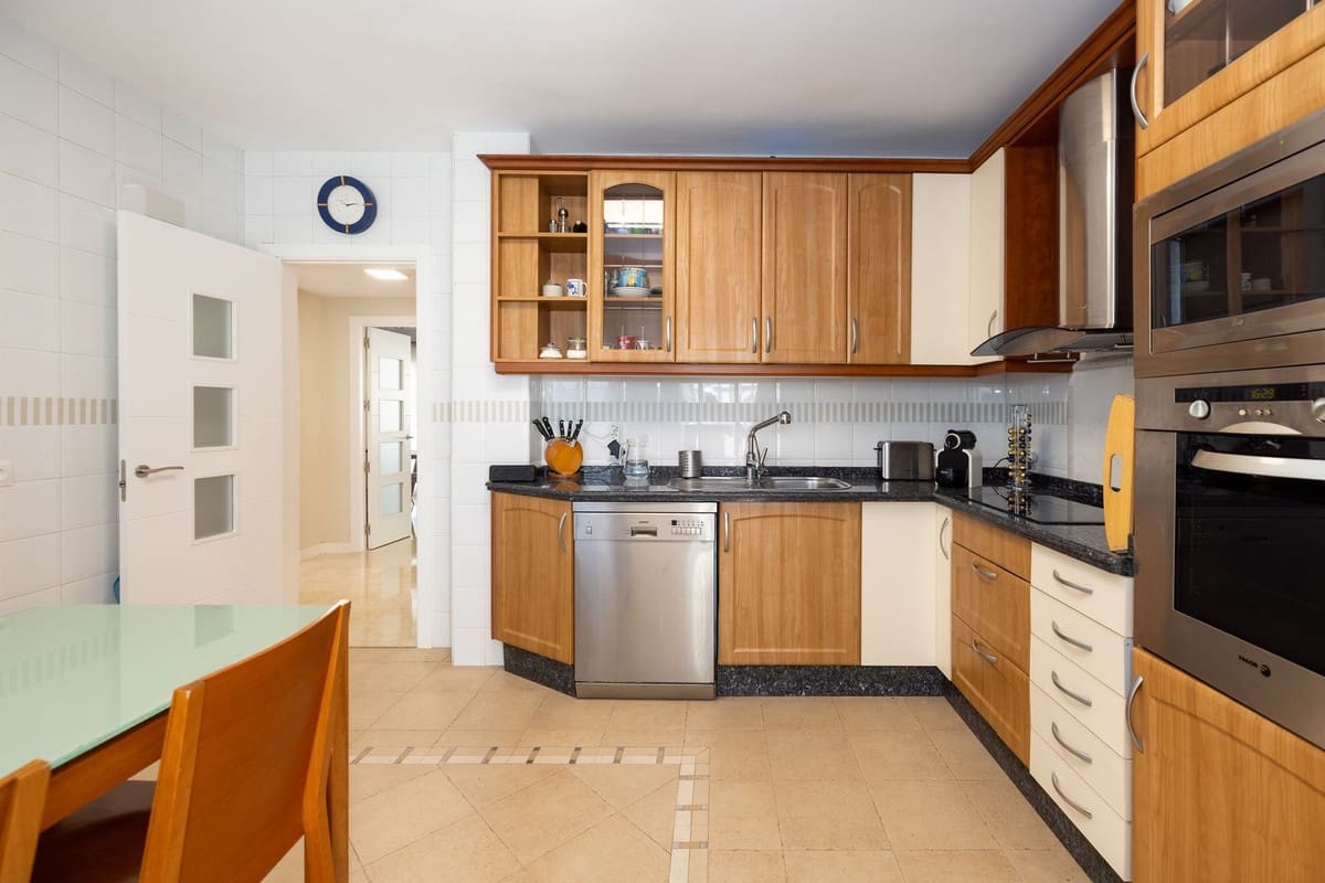 6 soveværelse Semi-Rækkehus til salg i Torremolinos med swimmingpool garage - € 975.000 (Ref: 9670436)