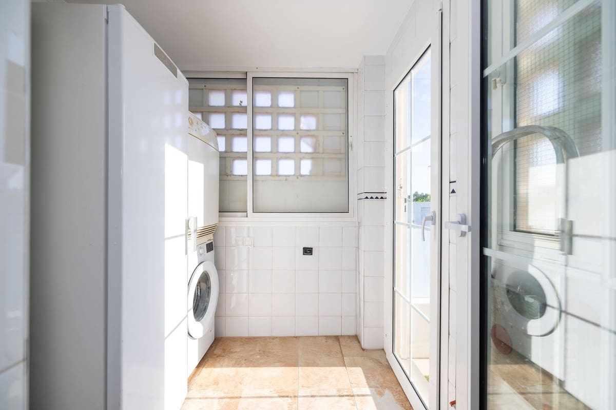 6 soveværelse Semi-Rækkehus til salg i Torremolinos med swimmingpool garage - € 975.000 (Ref: 9670436)