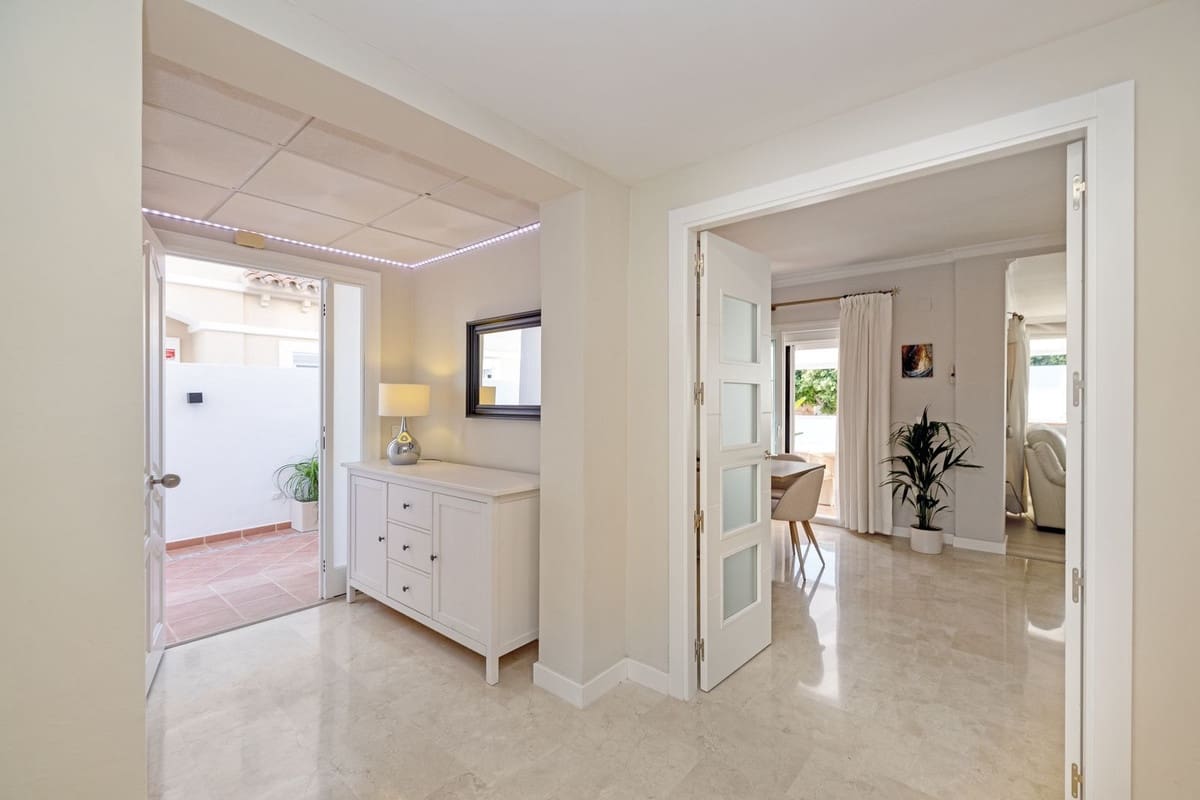 6 soveværelse Semi-Rækkehus til salg i Torremolinos med swimmingpool garage - € 975.000 (Ref: 9670436)