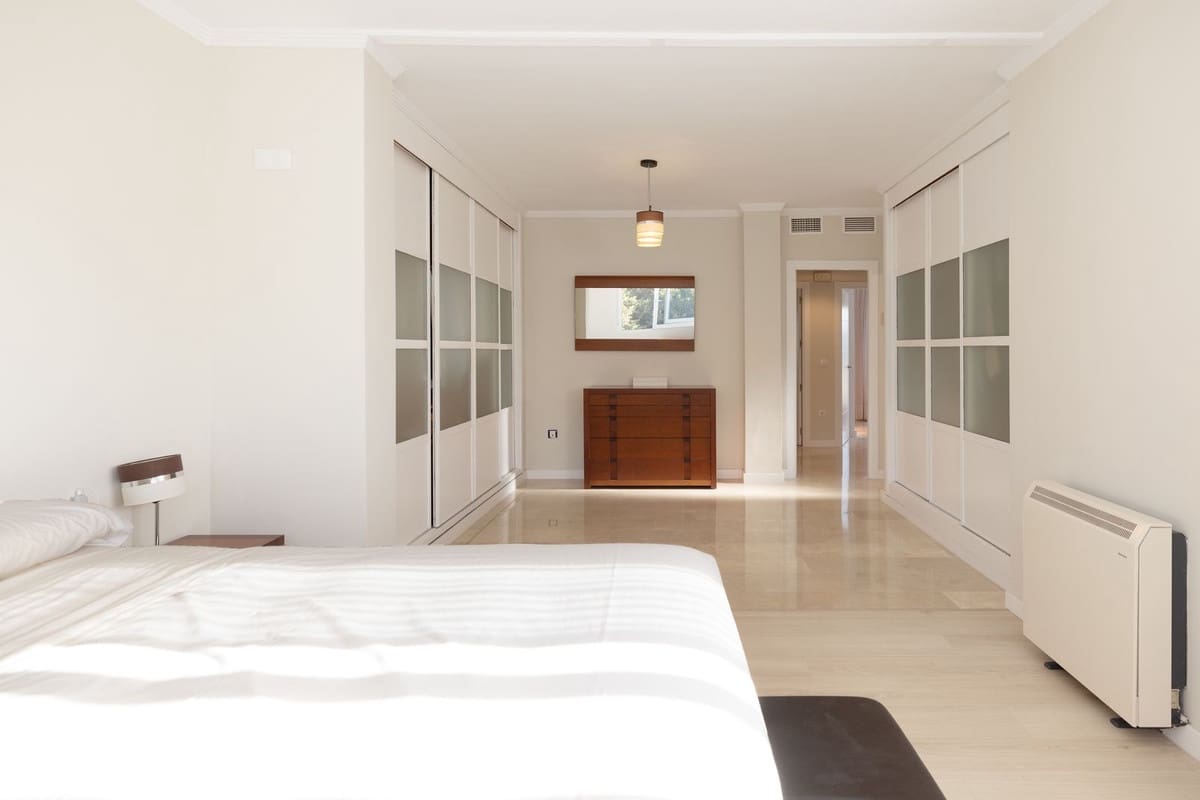 6 soveværelse Semi-Rækkehus til salg i Torremolinos med swimmingpool garage - € 975.000 (Ref: 9670436)