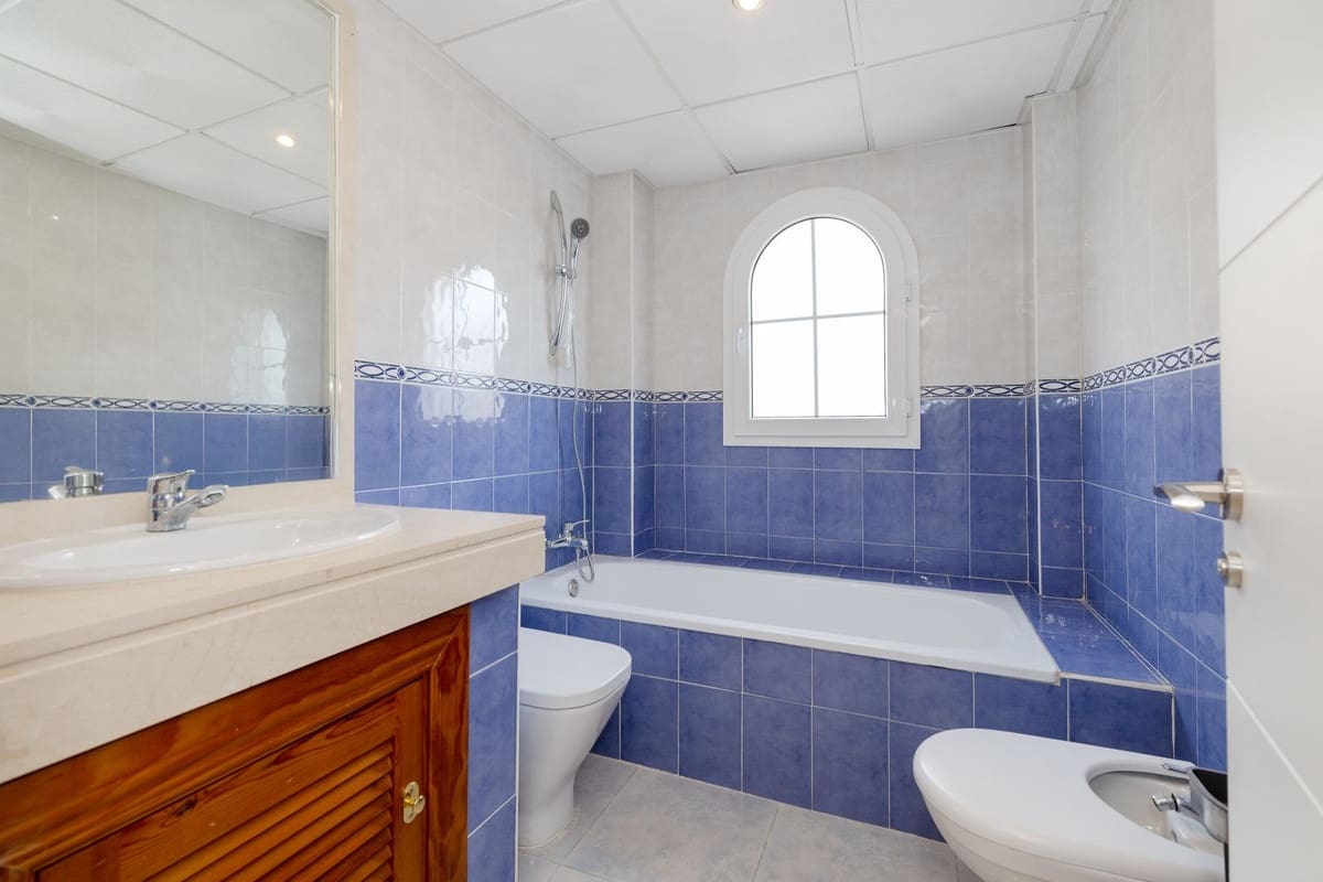 6 soveværelse Semi-Rækkehus til salg i Torremolinos med swimmingpool garage - € 975.000 (Ref: 9670436)