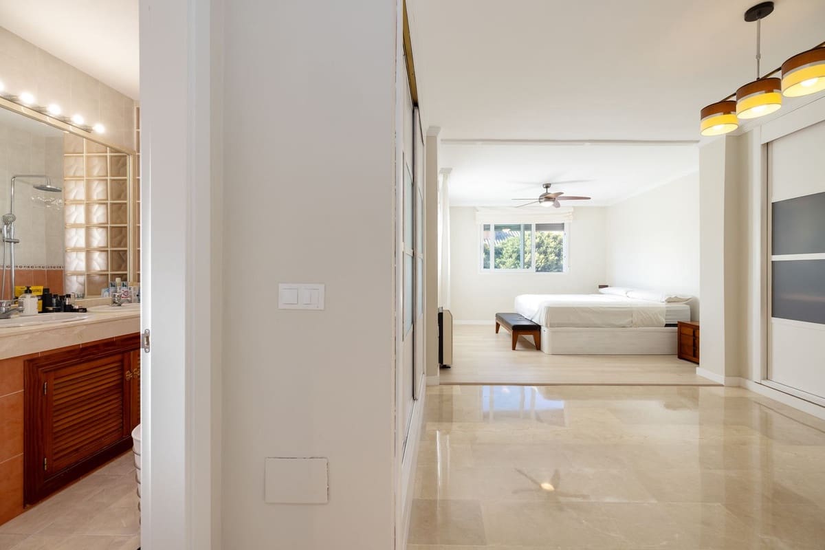 6 soveværelse Semi-Rækkehus til salg i Torremolinos med swimmingpool garage - € 975.000 (Ref: 9670436)