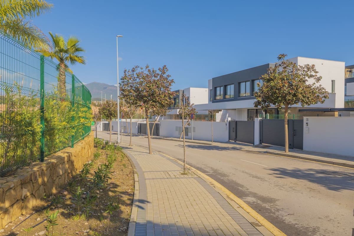 4 Zimmer Doppelhaus zu verkaufen in El Paraiso mit Pool - 1.050.000 € (Ref: 9670437)