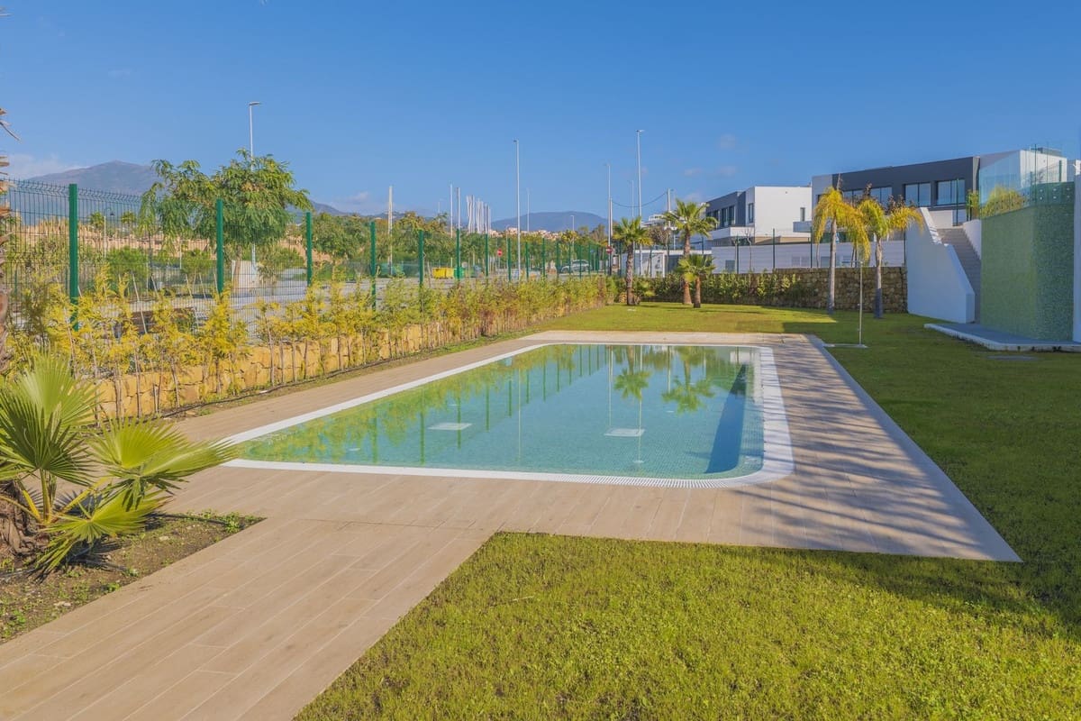 4 Zimmer Doppelhaus zu verkaufen in El Paraiso mit Pool - 1.050.000 € (Ref: 9670437)