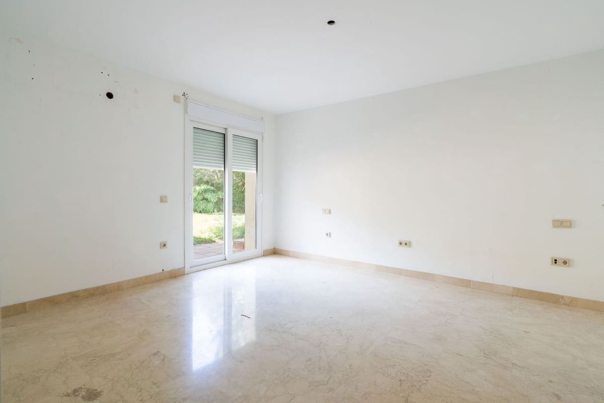 4 quarto Moradia para venda em Sotogrande com piscina garagem - 1 100 000 € (Ref: 9670438)