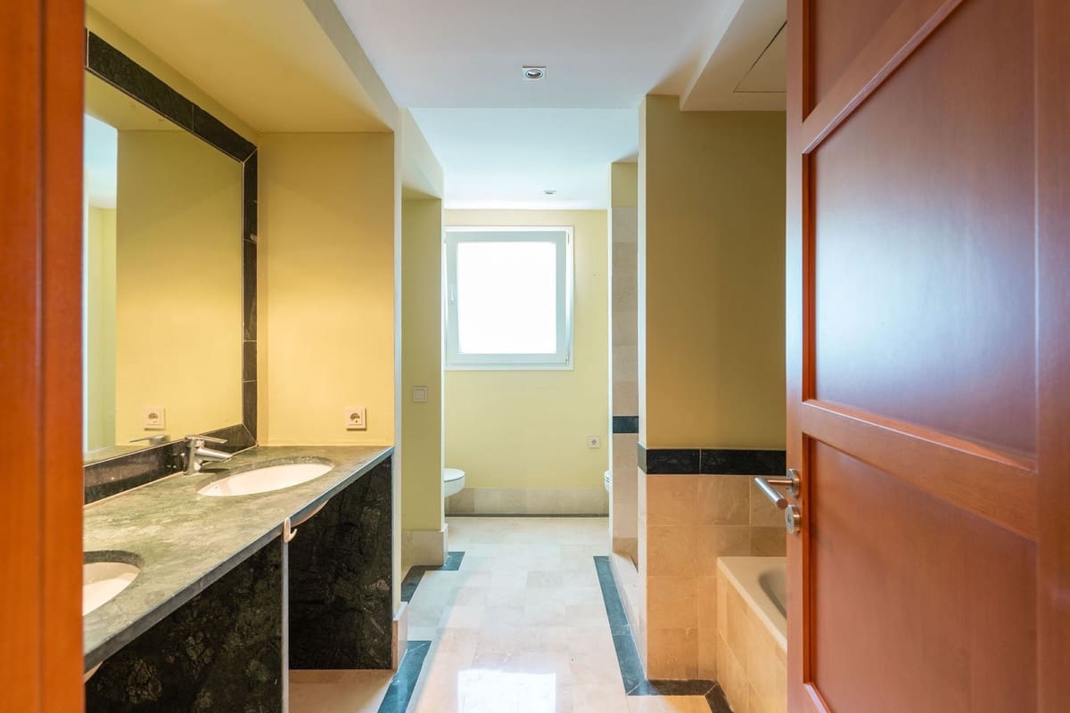 4 quarto Moradia para venda em Sotogrande com piscina garagem - 1 100 000 € (Ref: 9670438)