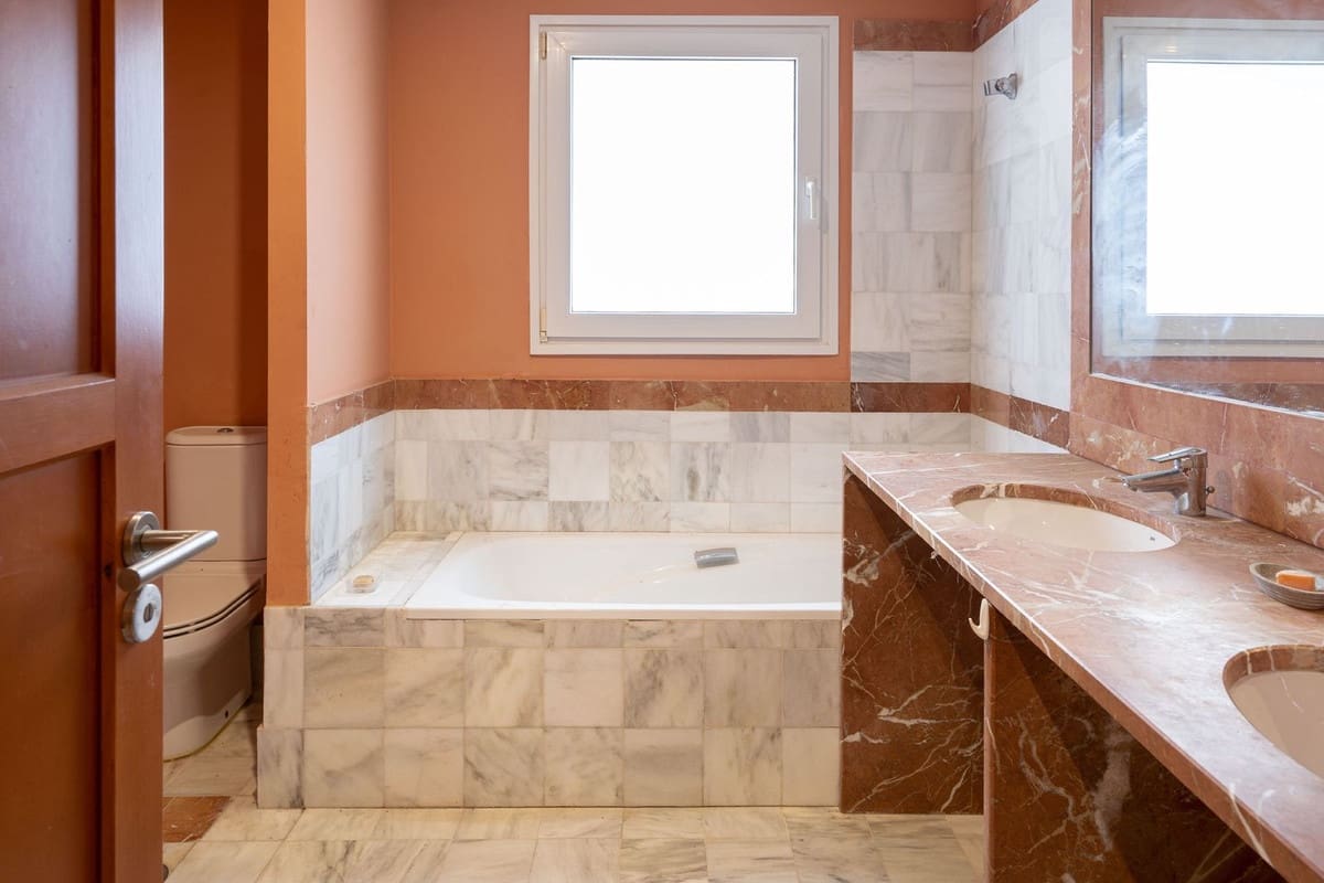 4 quarto Moradia para venda em Sotogrande com piscina garagem - 1 100 000 € (Ref: 9670438)