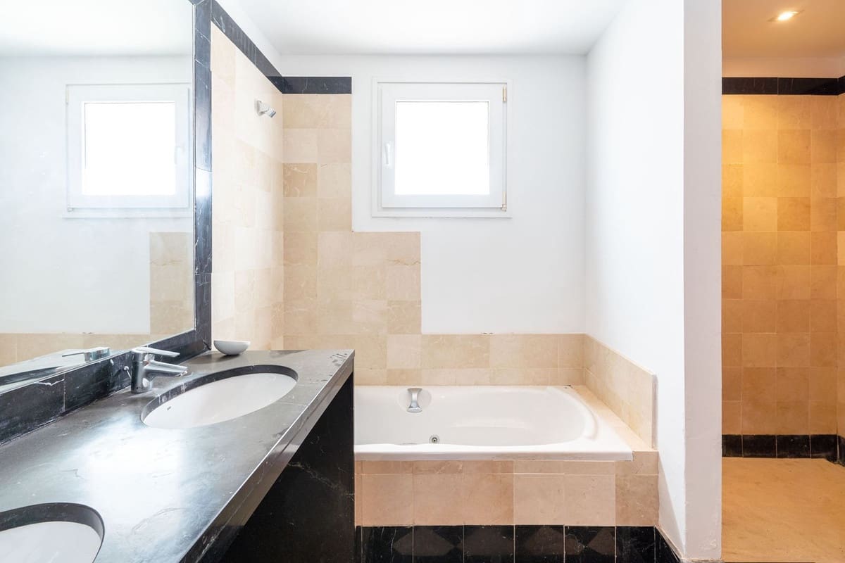 4 quarto Moradia para venda em Sotogrande com piscina garagem - 1 100 000 € (Ref: 9670438)