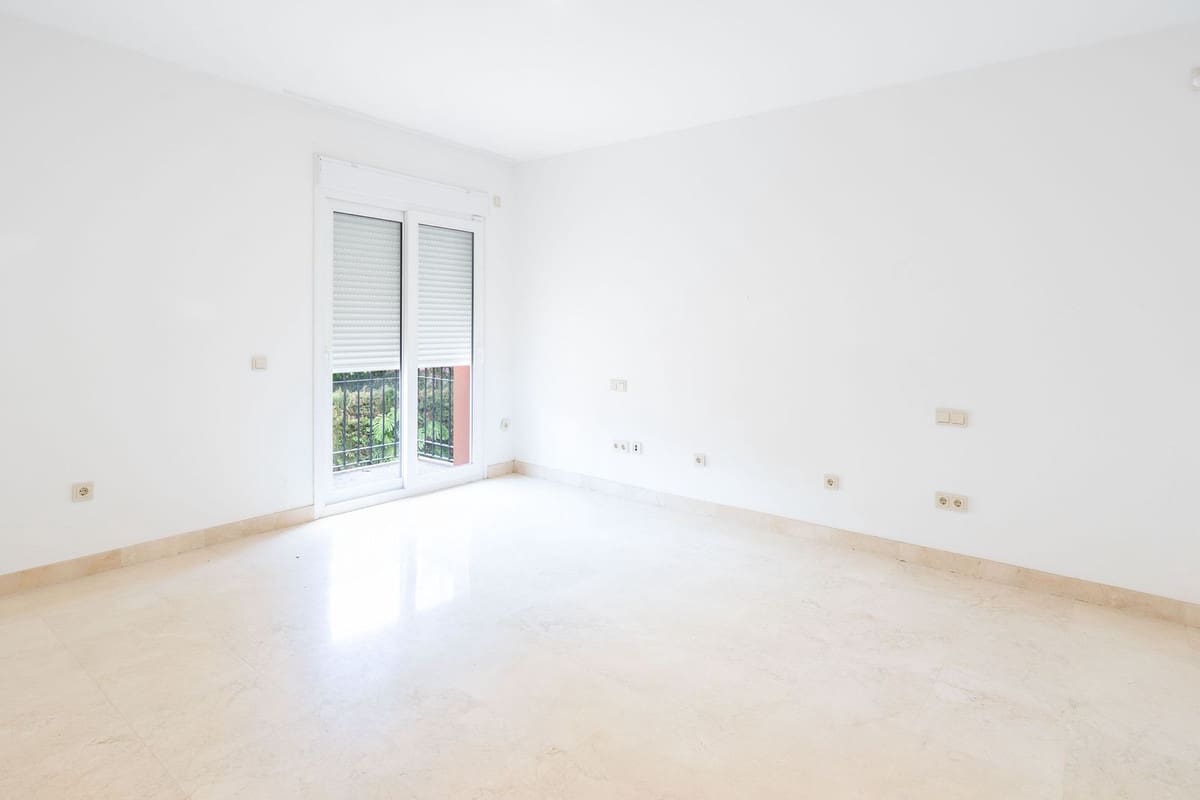 4 soverom Villa til salgs i Sotogrande med svømmebasseng garasje - € 1 100 000 (Ref: 9670438)