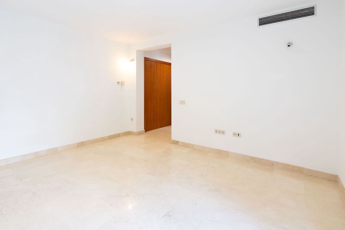 4 soverom Villa til salgs i Sotogrande med svømmebasseng garasje - € 1 100 000 (Ref: 9670438)