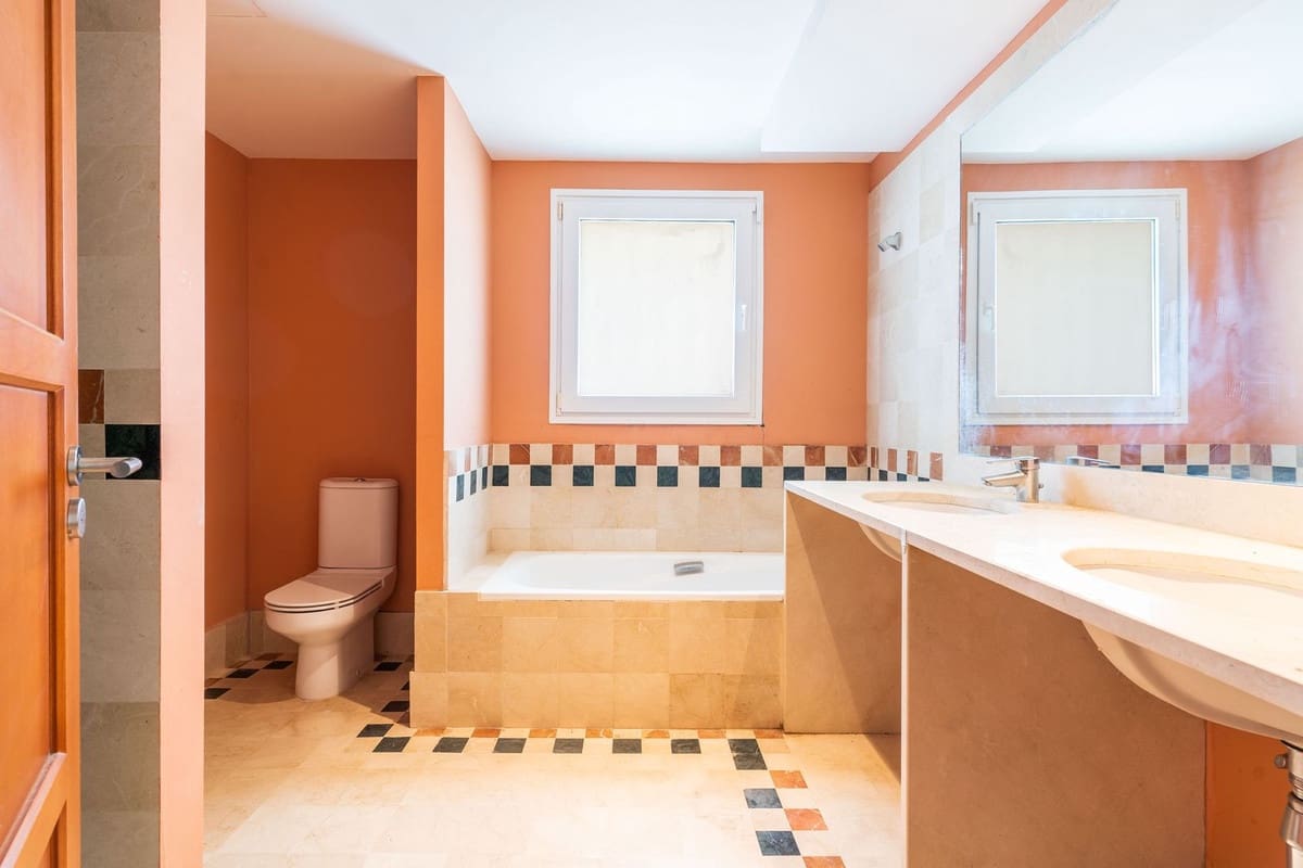 4 soverom Villa til salgs i Sotogrande med svømmebasseng garasje - € 1 100 000 (Ref: 9670438)