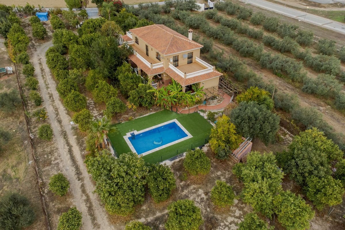 8 sypialnia Willa na sprzedaż w Alhaurin el Grande z basenem - 1 195 000 € (Ref: 9670439)