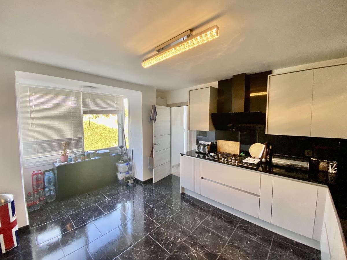 5 sovrum Villa till salu i Calahonda med pool - 1 100 000 € (Ref: 9670442)