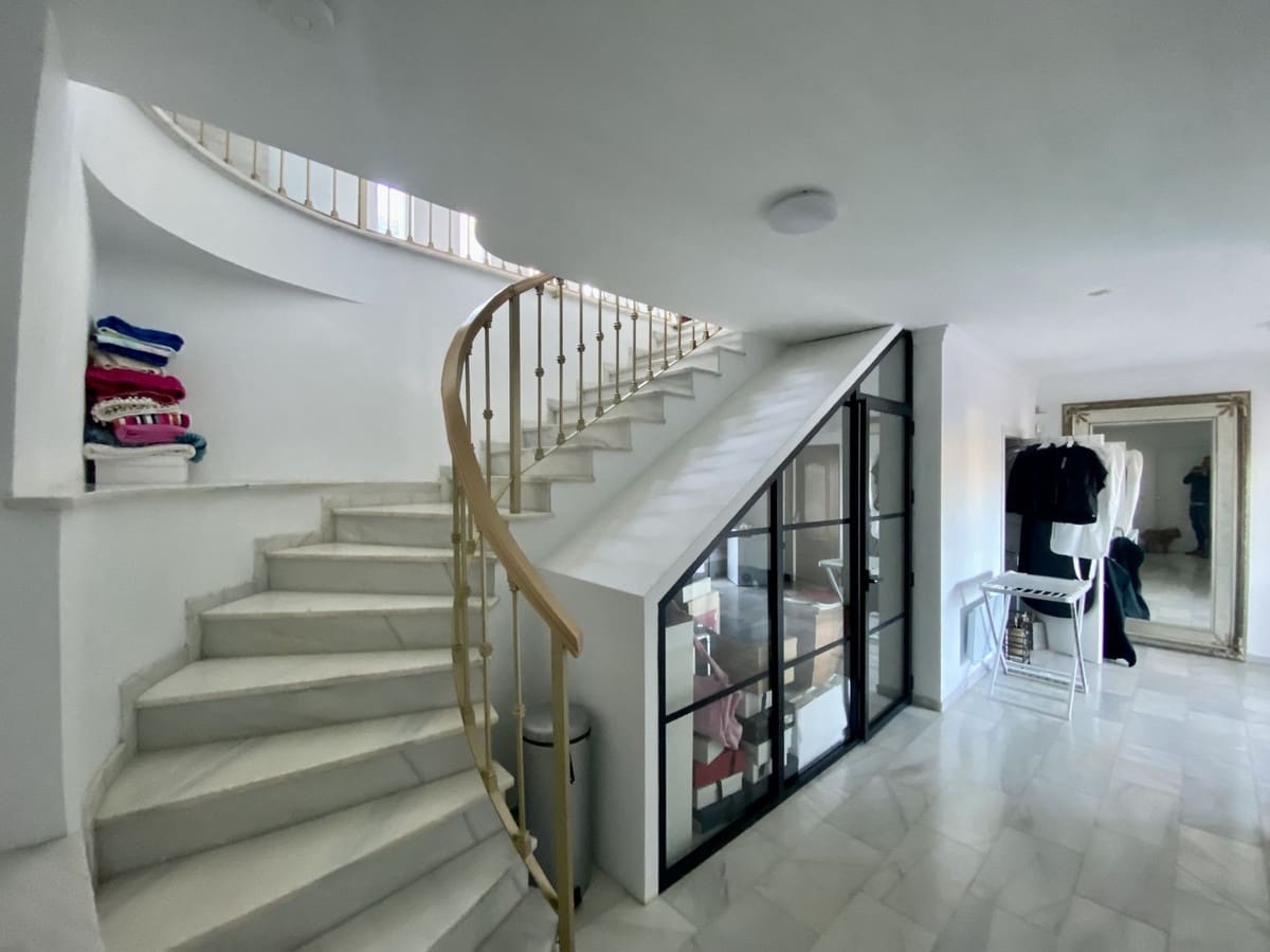 5 bedroom Villa for sale in Calahonda with pool - € 1,060,000 (Ref: 9670442)