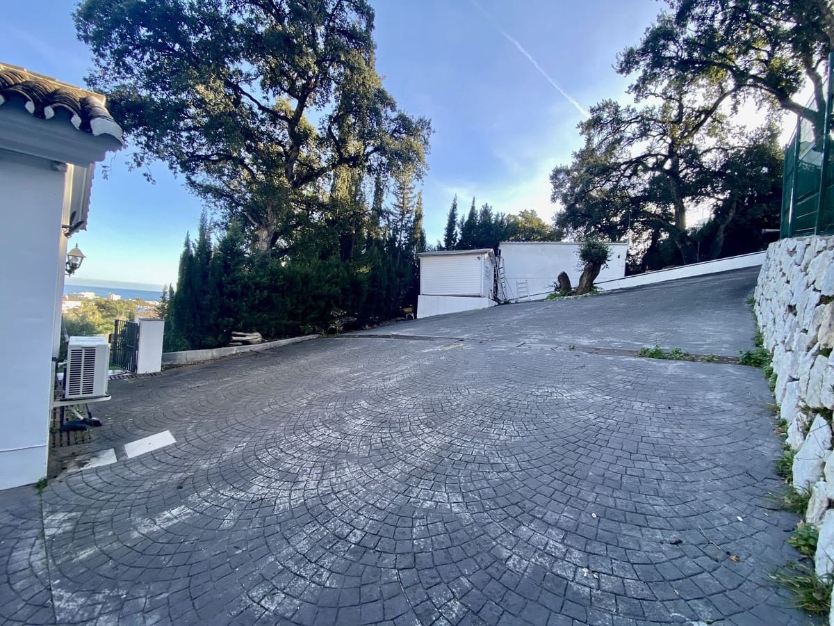 5 bedroom Villa for sale in Calahonda with pool - € 1,060,000 (Ref: 9670442)