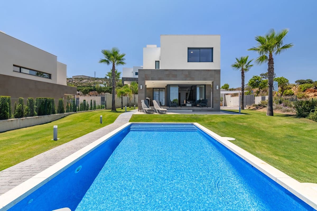 4 bedroom Villa for sale in Manilva with pool garage - € 1,150,000 (Ref: 9670445)