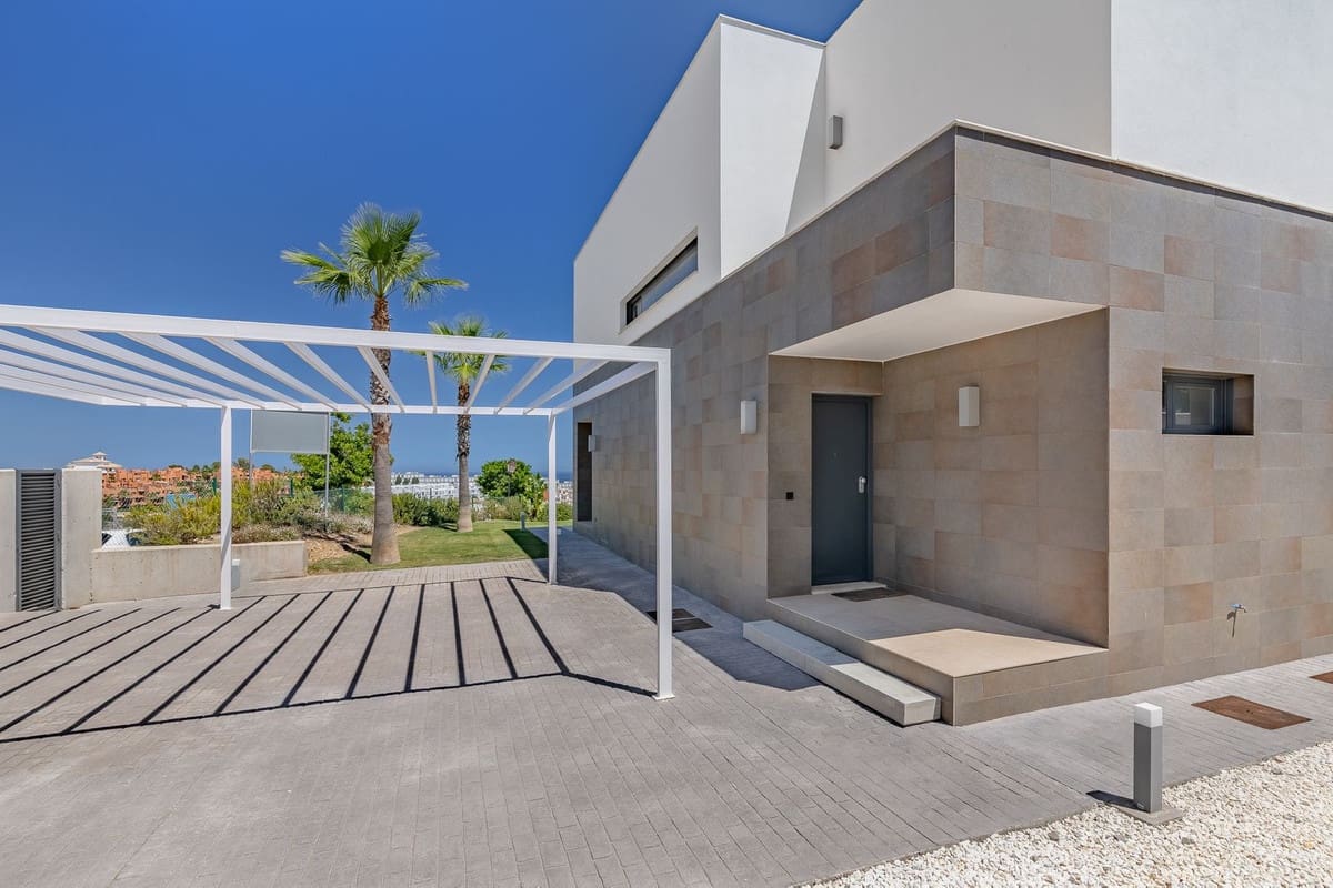 4 bedroom Villa for sale in Manilva with pool garage - € 1,150,000 (Ref: 9670445)