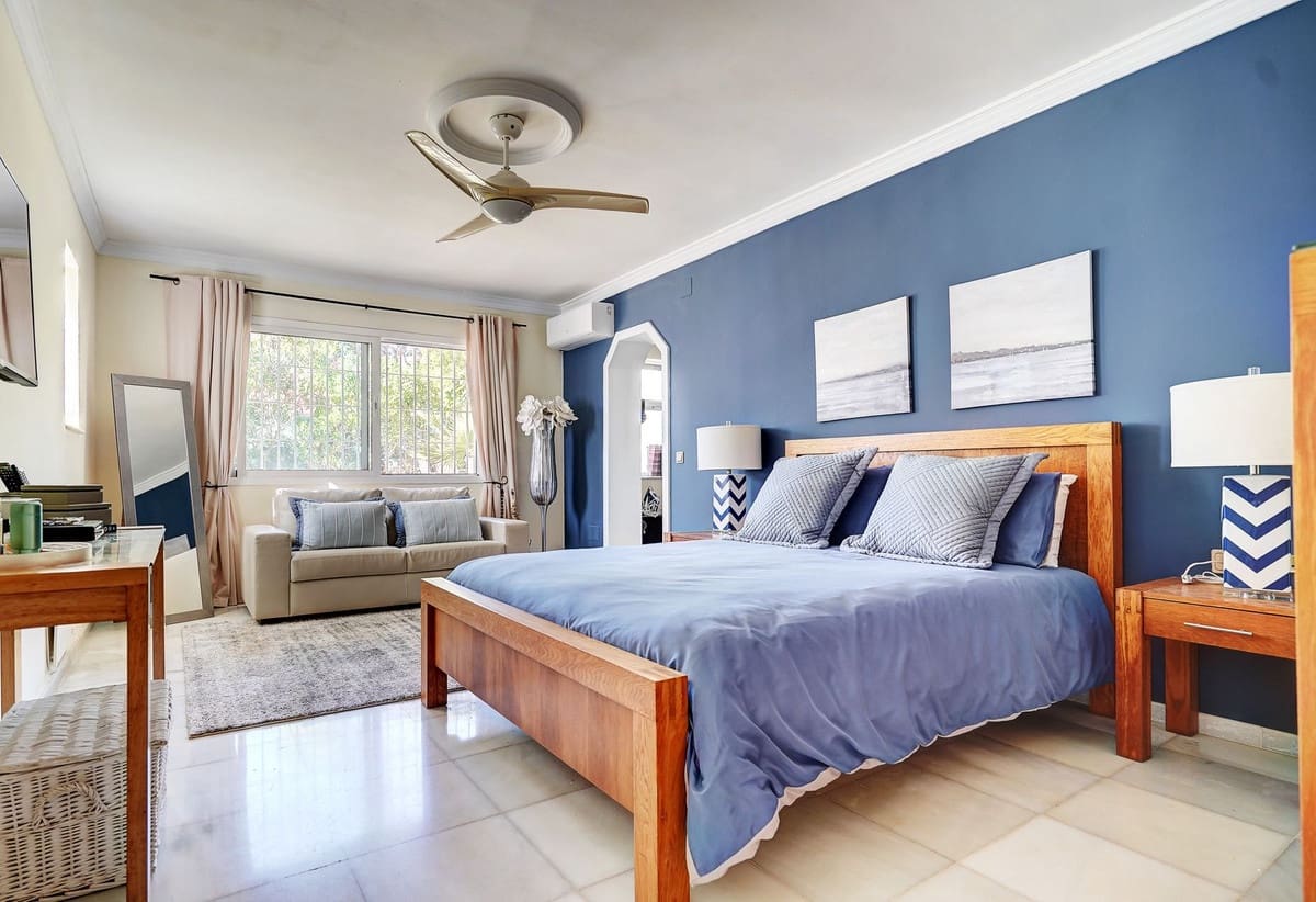 Chalet de 3 habitaciones en Calahonda en venta con piscina - 1.099.950 € (Ref: 9670448)